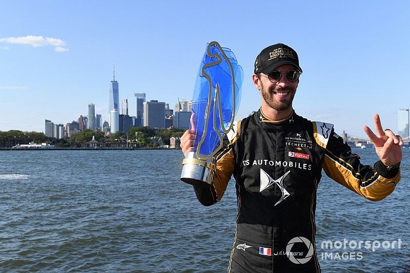 Campe&oacute;n F&oacute;rmula E 2018/2019 Jean-Eric Vergne, DS TECHEETAH, con el trofeo