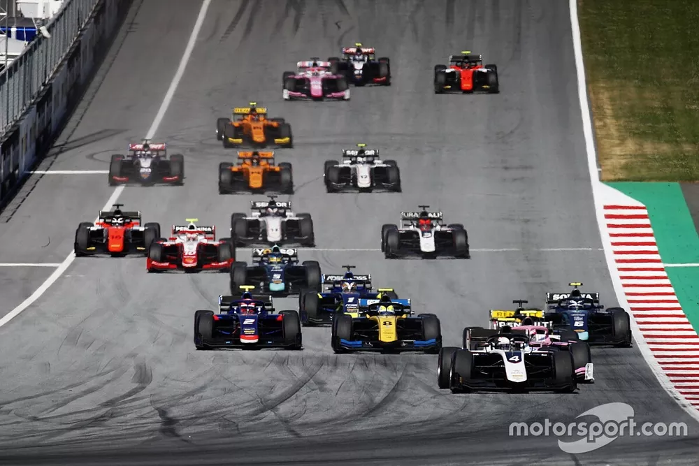Nyck De Vries, ART Grand Prix, leidt bij de start van de race