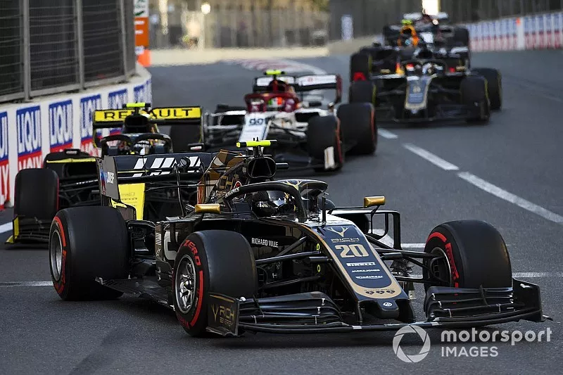 Kevin Magnussen, Haas F1 Team VF-19, devant Nico Hulkenberg, Renault R.S. 19, et Antonio Giovinazzi, Alfa Romeo Racing C38