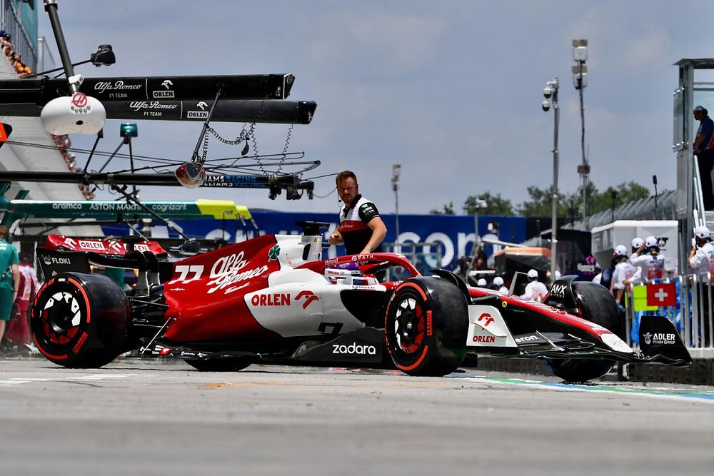 Valtteri Bottas, Alfa Romeo C42, saliendo de boxes