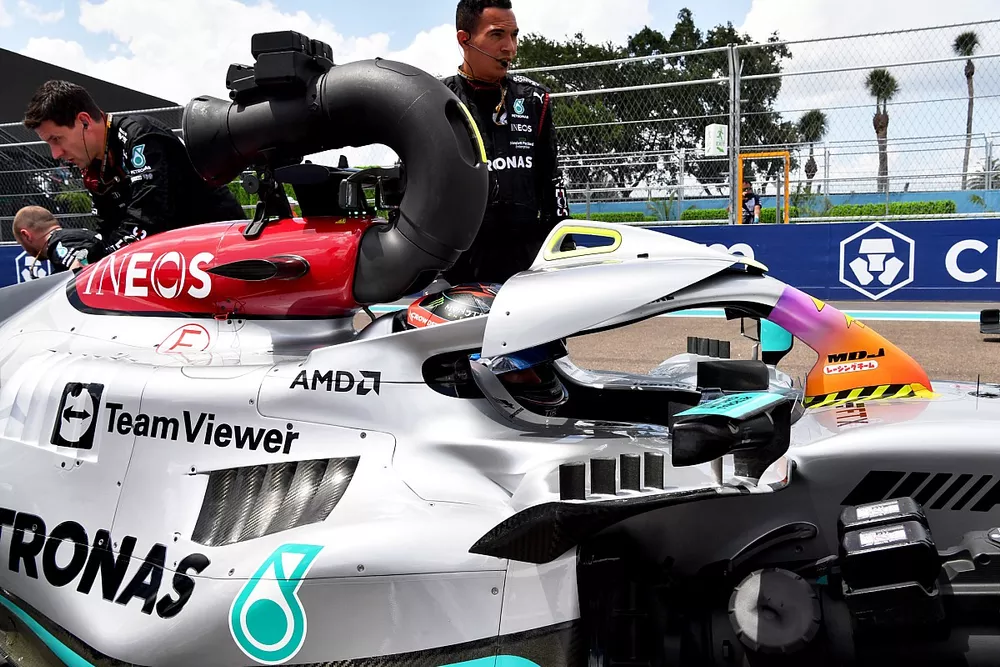 George Russell, Mercedes W13, en la parrilla