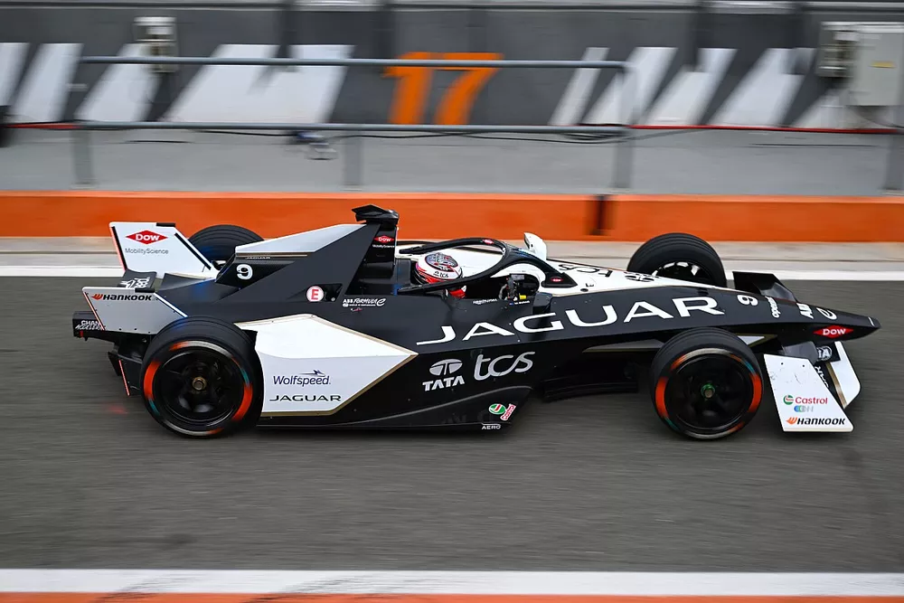 Mitch Evans, Jaguar Racing , Jaguar I-TYPE 6 en pit lane
