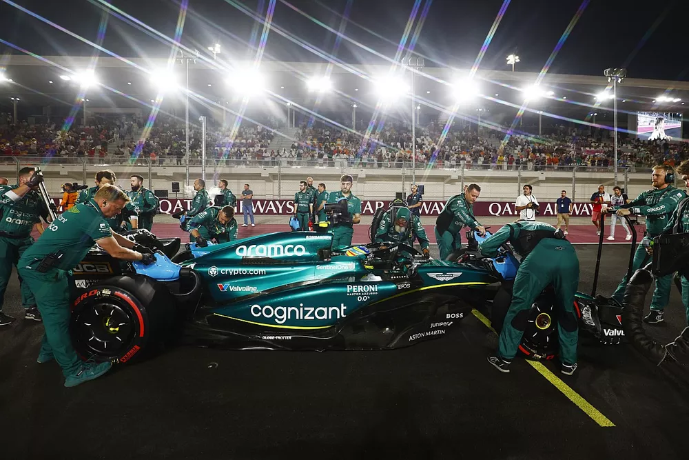 Mec&aacute;nicos en la parrilla del Sprint con Fernando Alonso, Aston Martin AMR23