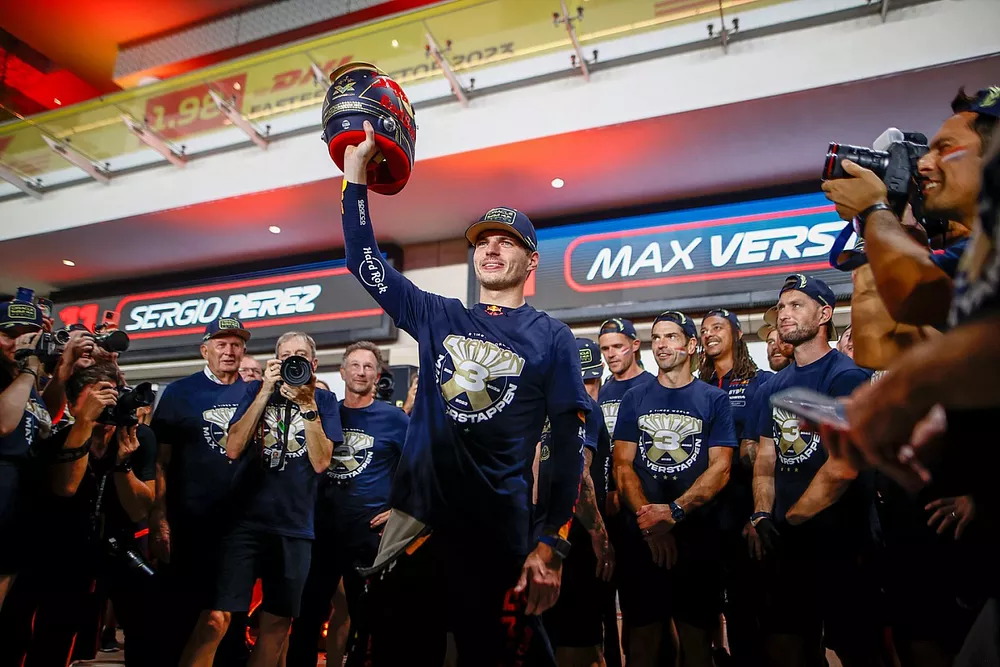 Max Verstappen, Red Bull Racing, celebra con su equipo tras conseguir el título de campeón del mundo de pilotos 2023