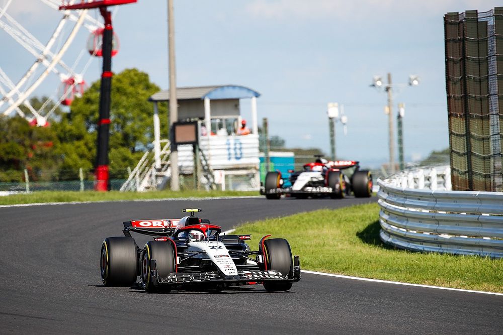 Yuki Tsunoda, AlphaTauri AT04, leads Liam Lawson, AlphaTauri AT04