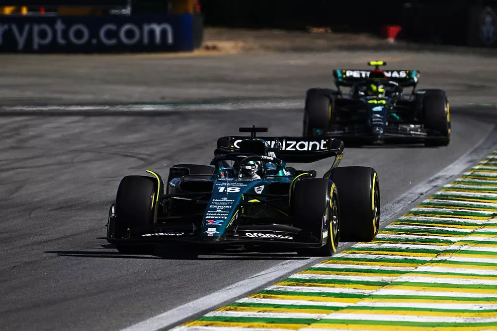 Lance Stroll, Aston Martin AMR23, Lewis Hamilton, Mercedes F1 W14