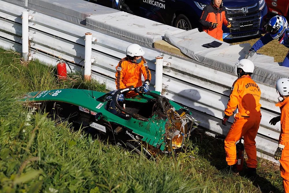 El Monoplaza de Ukyo Sasahara, #36 VANTELIN TEAM TOM&rsquo;S tras el accidente
