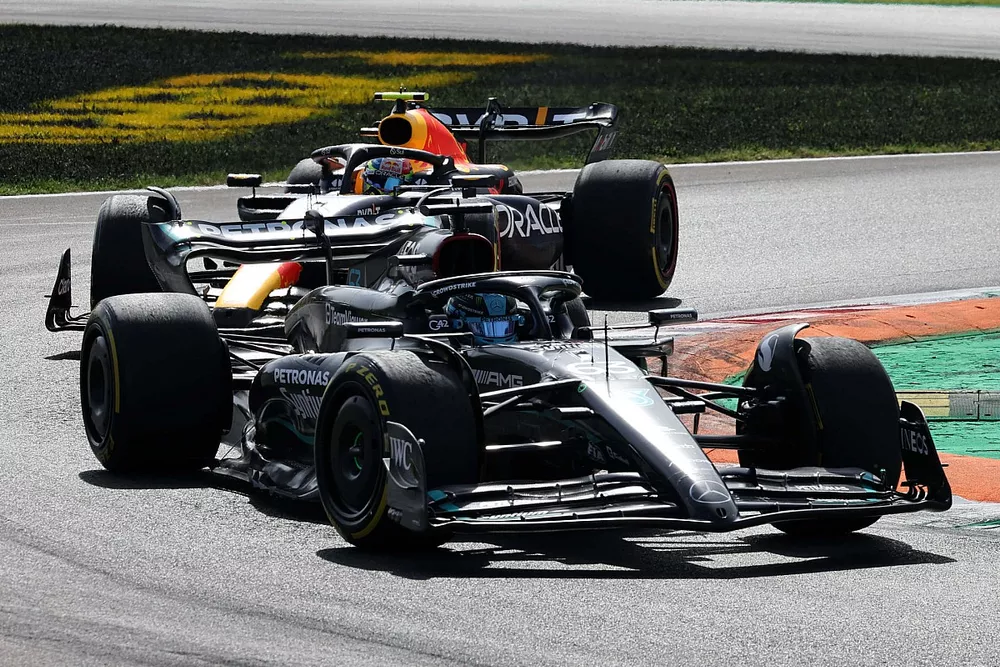 George Russell, Mercedes F1 W14, Sergio Perez, Red Bull Racing RB19