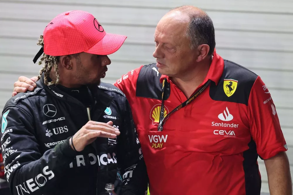 Lewis Hamilton, Mercedes-AMG, troisi&egrave;me, Frederic Vasseur, directeur de la Scuderia Ferrari, discutent apr&egrave;s la course