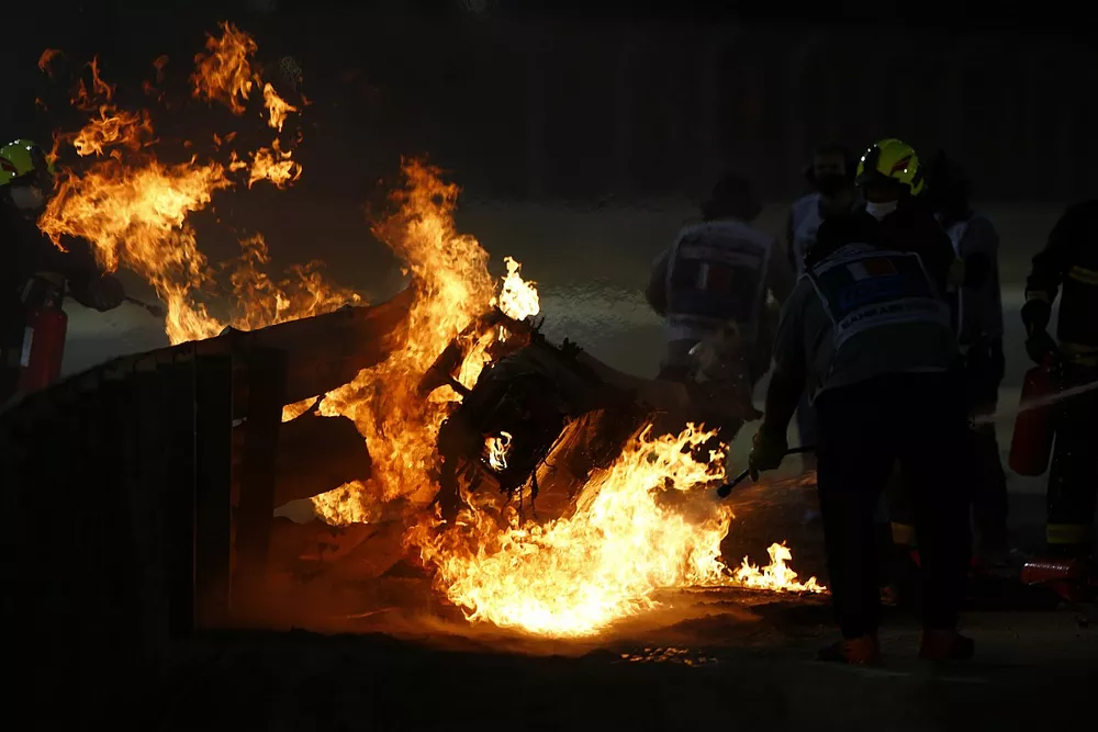 I Marshal spengono le fiamme causate dall'incidente di Romain Grosjean, Haas VF-20, al primo giro