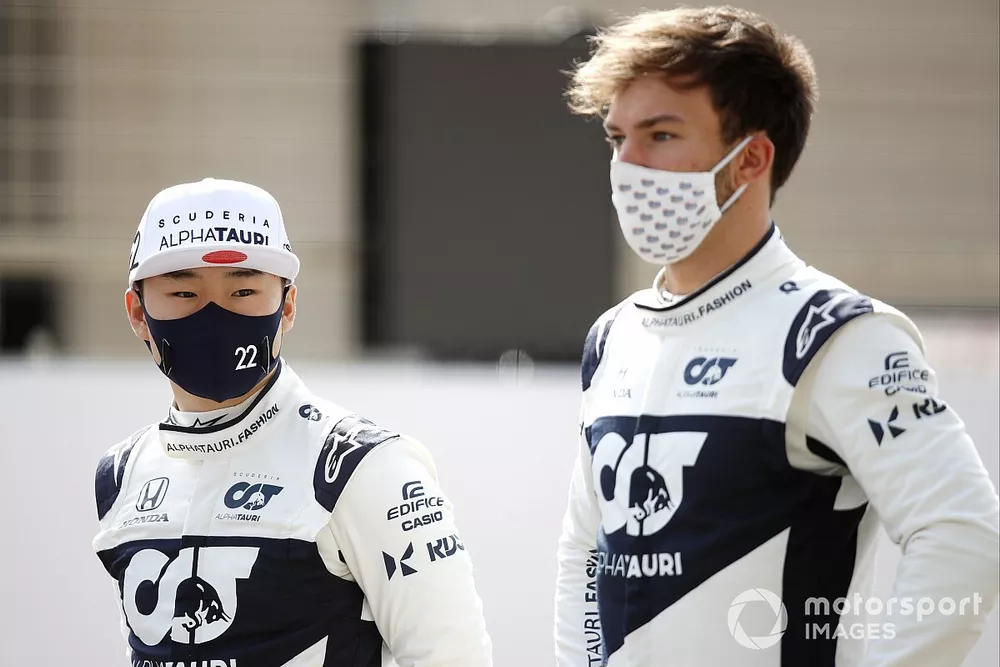 Yuki Tsunoda, AlphaTauri AT02 et Pierre Gasly, AlphaTauri AT02 sur la grille