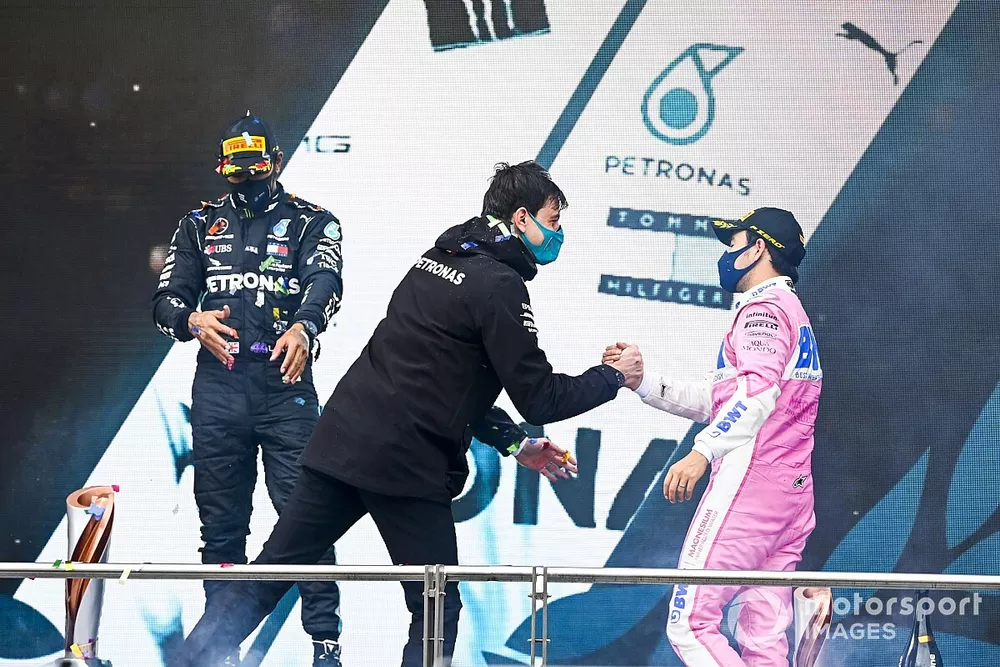 Podio: Toto Wolff, Director Ejecutivo Mercedes AMG y el segundo lugar Sergio P&eacute;rez, Racing Point