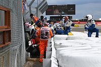 Russell: F1 debe revisar las vallas porque Zhou quedó atrapado