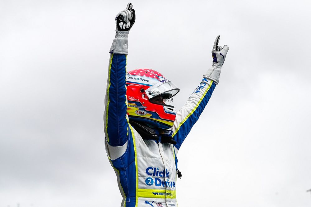 Ganadora Alice Powell, Click2Drive Bristol Street Motors Racing