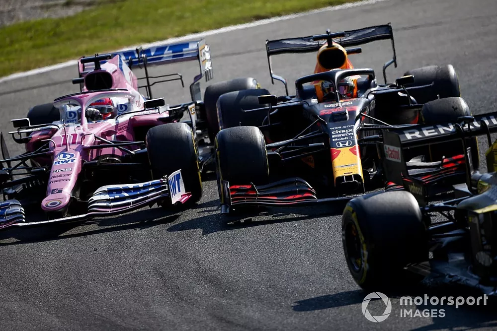 Sergio Perez, Racing Point RP20, se bat avec Max Verstappen, Red Bull Racing RB16