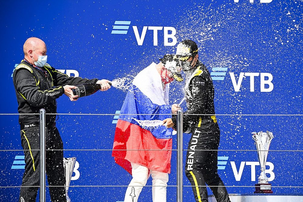 Podio: segundo lugar Nikita Mazepin, Hitech Grand Prix, ganador Guanyu Zhou, UNI-Virtuosi 