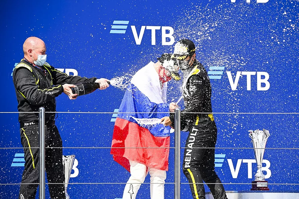 Podio: segundo lugar Nikita Mazepin, Hitech Grand Prix, ganador Guanyu Zhou, UNI-Virtuosi 