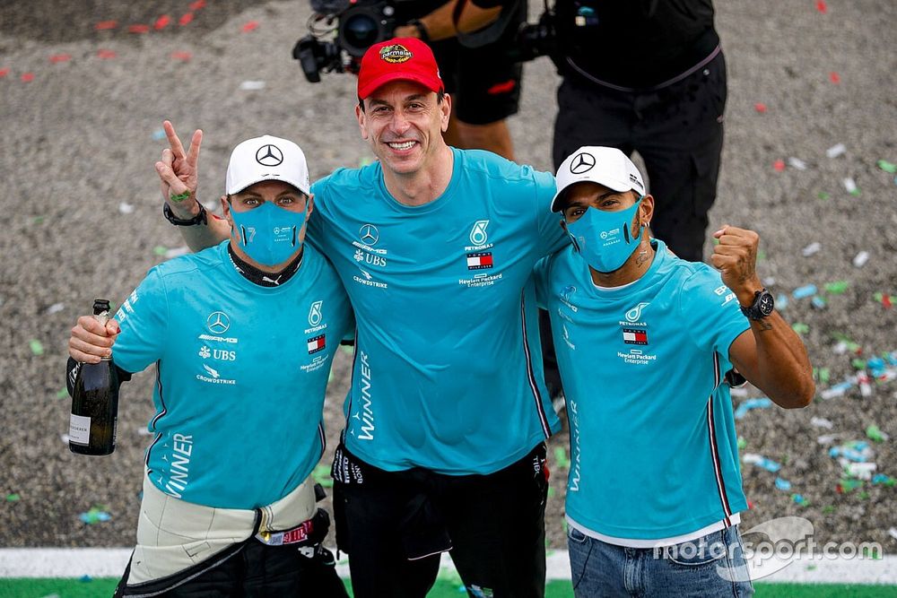 Ganador Lewis Hamilton, Mercedes-AMG F1, segundo Valtteri Bottas, Mercedes-AMG F1,Toto Wolff, Director Ejecutivo Mercedes AMG celebra el s&eacute;ptimo t&iacute;tulo de constructores