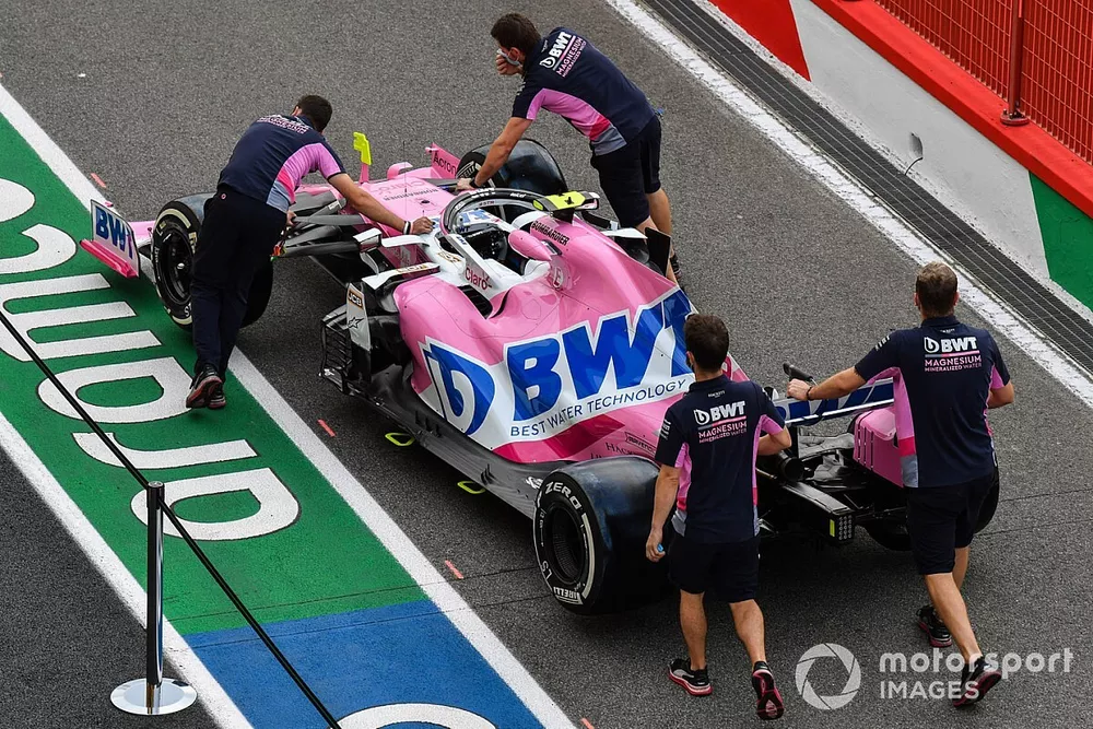 Racing Point-monteurs duwen Lance Stroll's Racing Point RP20 door de pitstraat