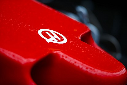 Дивіться трансляцію презентації лівреї машини Haas на Motorsport.com