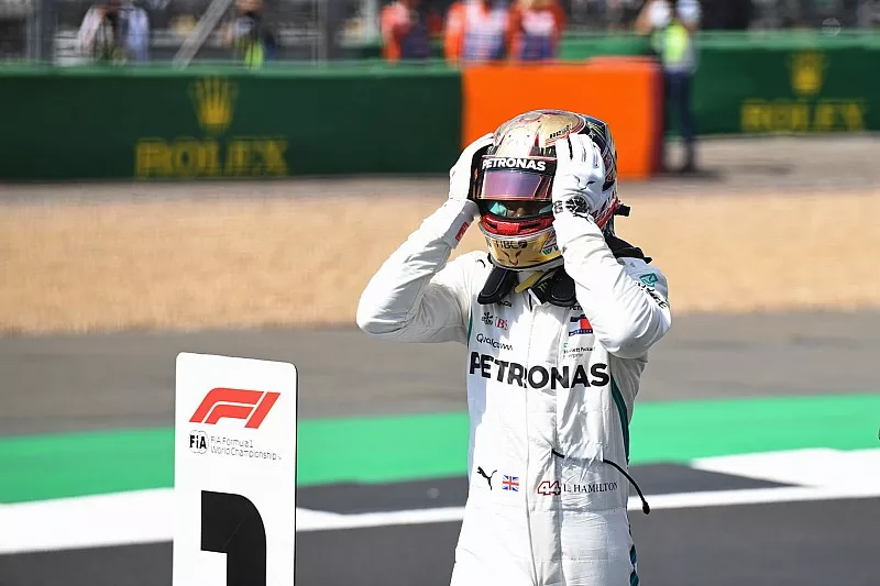 Lewis Hamilton, Mercedes-AMG F1 celebra al ganar la pole position en parc ferme