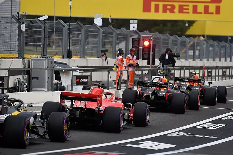Wagens in de pitlane