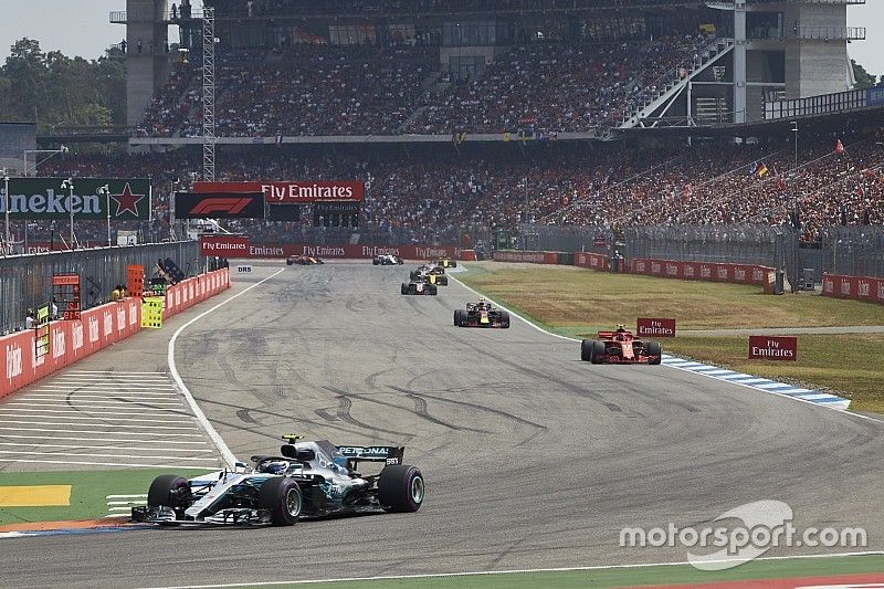 Valtteri Bottas, Mercedes AMG F1 W09, delante de Kimi Raikkonen, Ferrari SF71H, and Max Verstappen, Red Bull Racing RB14