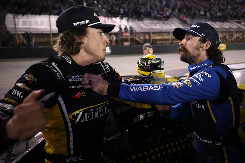 Carson Hocevar y Ryan Blaney en su pelea