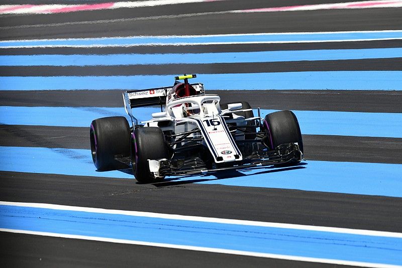 Charles Leclerc, Sauber C37 runs wide