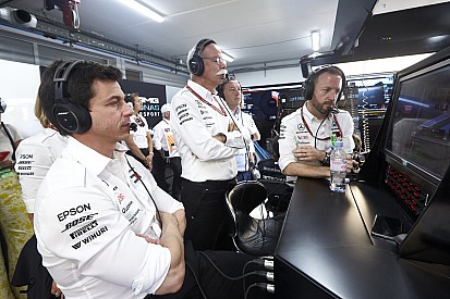 Hamilton no espera un impacto en el equipo por cambio de gerencia en Mercedes