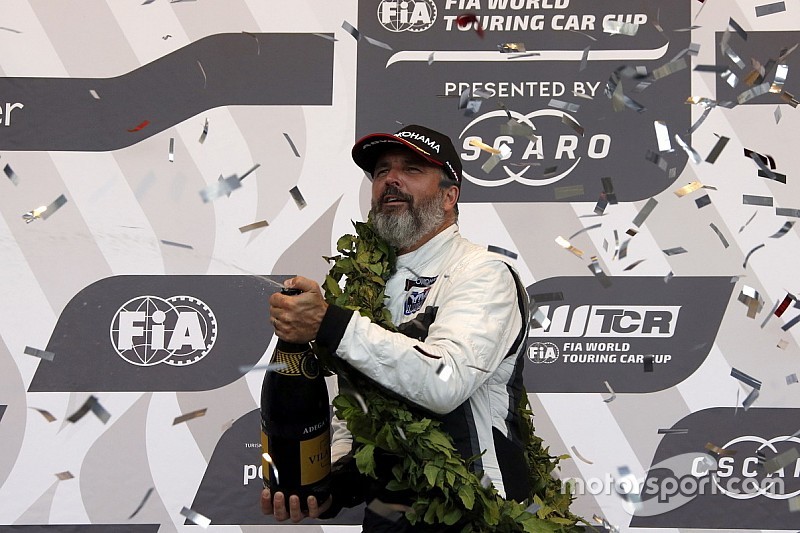 Portugal WTCR: Muller wins after two-hour delay