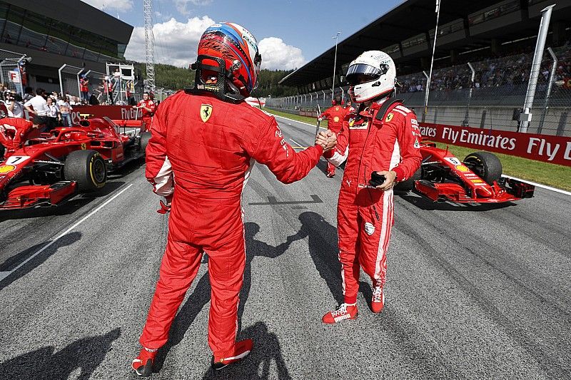 Segundo puesto Kimi Raikkonen, Ferrari, tercer puesto Sebastian Vettel, Ferrari