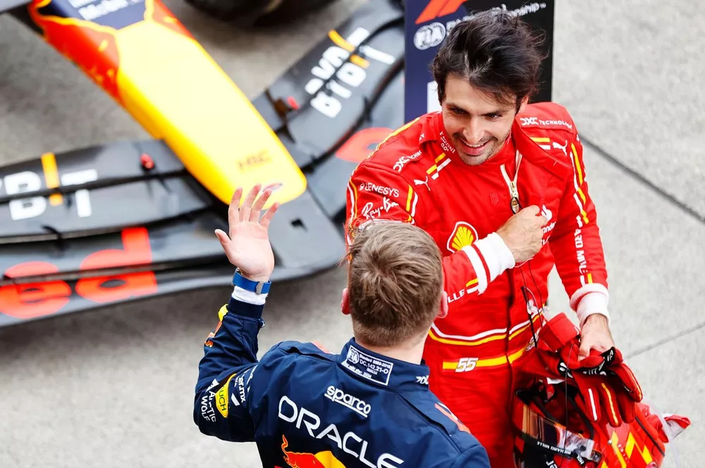 Max Verstappen, Red Bull Racing, 1e positie, en Carlos Sainz, Scuderia Ferrari, 3e positie, debriefing in Parc Ferme 