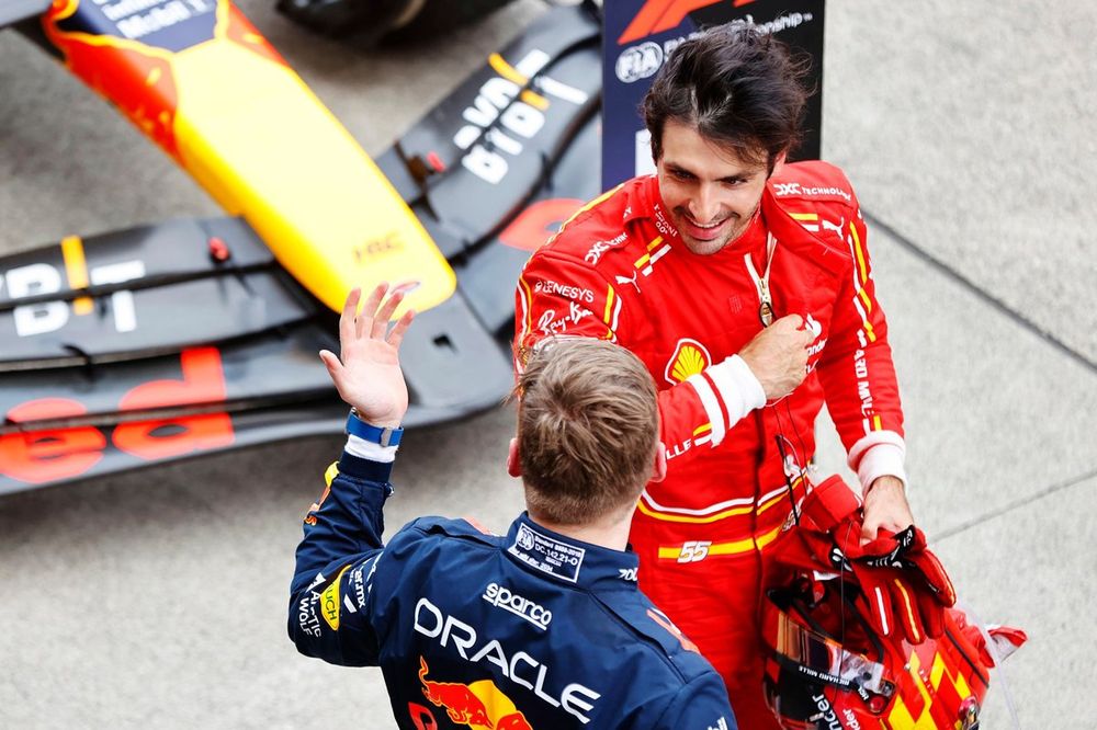 Max Verstappen, Red Bull Racing, 1st position, and Carlos Sainz, Scuderia Ferrari, 3rd position, debrief in Parc Ferme 