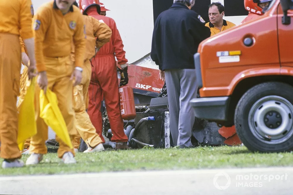 Los oficiales asisten al Ferrari 640 de Gerhard Berger despu&eacute;s de un accidente