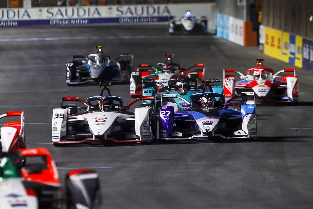 Pascal Wehrlein, Tag Heuer Porsche, Porsche 99X Electric, battles with Jake Dennis, BMW I Andretti Motorsport, BMW iFE.21, ahead of Mitch Evans, Panasonic Jaguar Racing, Jaguar I-Type 5 , Alex Lynn, Mahindra Racing, M7Electro, and Rene Rast, Audi Sport AB