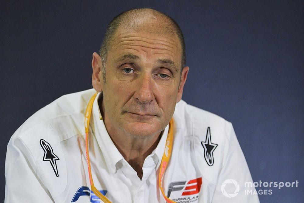 Bruno Michel en la conferencia de prensa sobre los nuevos neum&aacute;ticos de F2 