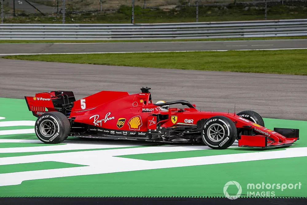 Sebastian Vettel, Ferrari SF1000, sort de la piste