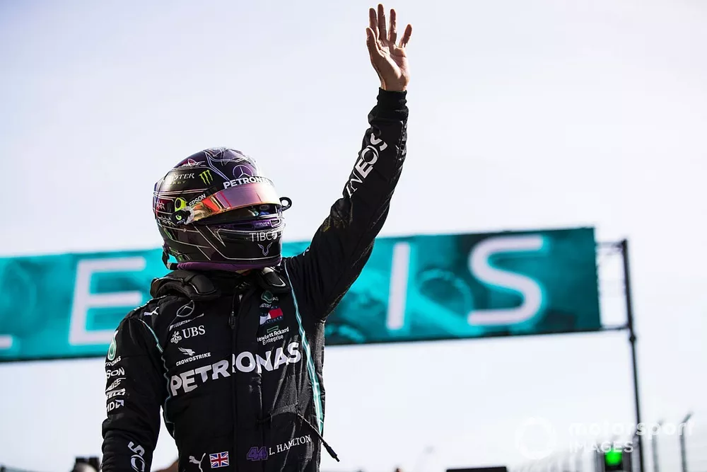 Lewis Hamilton, Mercedes-AMG F1, salue les fans apr&egrave;s avoir s&eacute;curis&eacute; la pole