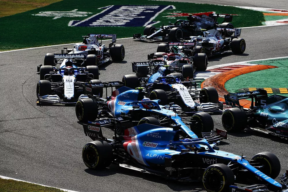 Fernando Alonso, Alpine A521, Esteban Ocon, Alpine A521, Nicholas Latifi, Williams FW43B, George Russell, Williams FW43B, Nikita Mazepin, Haas VF-21, y el resto del grupo en la salida