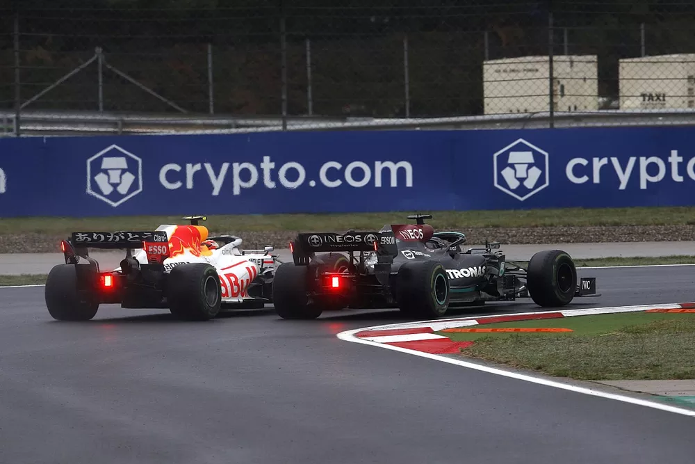 Lewis Hamilton, Mercedes W12, se bat avec Sergio Perez, Red Bull Racing RB16B