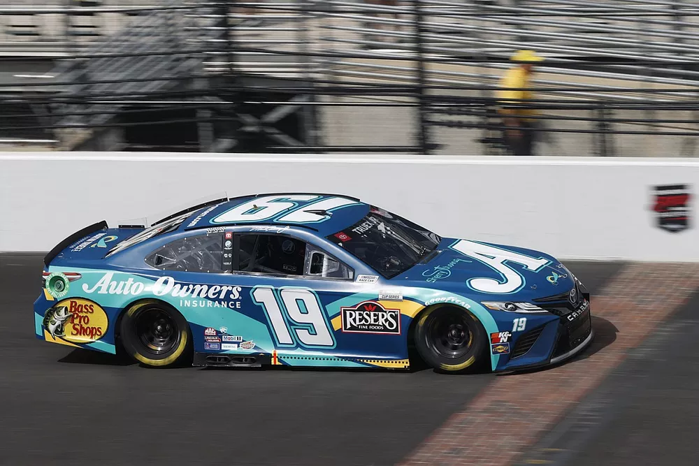 Martin Truex Jr., Joe Gibbs Racing, Toyota Camry Auto-Owners Insurance / MTJF