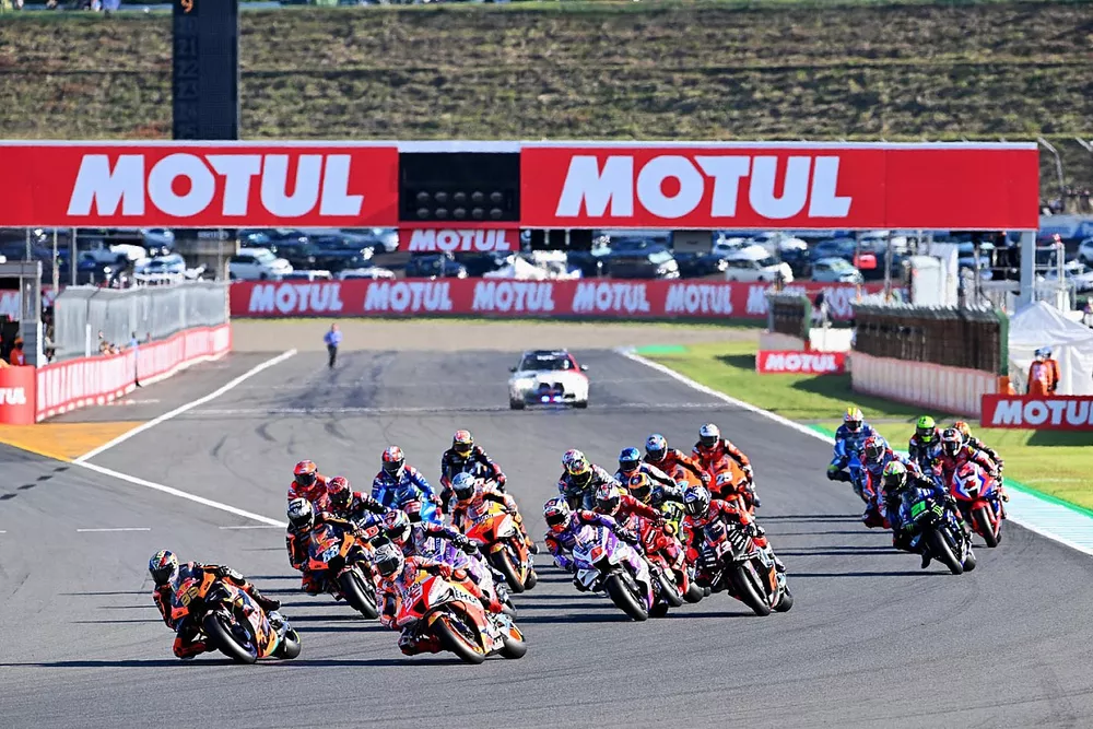 Brad Binder, Red Bull KTM Factory Racing lidera en la salida