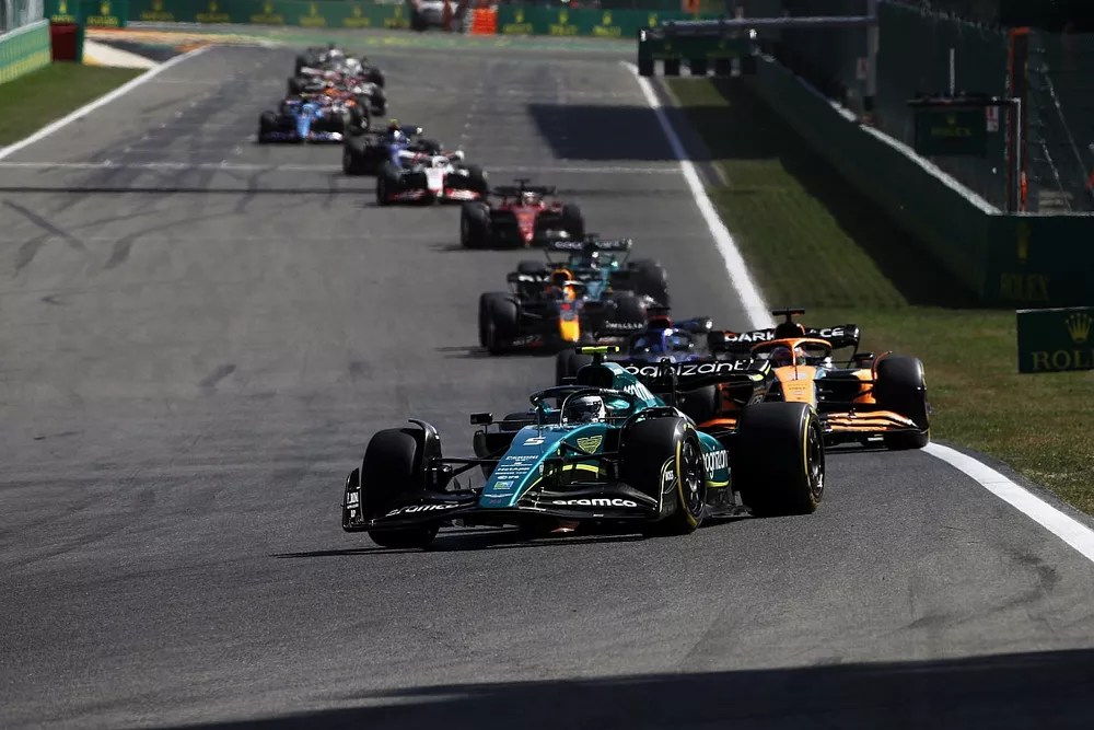 Sebastian Vettel, Aston Martin AMR22, Daniel Ricciardo, McLaren MCL36, Max Verstappen, Red Bull Racing RB18