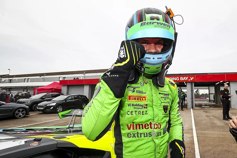 1018857014-LAT-20211017-British-GT-Donington-Park-116