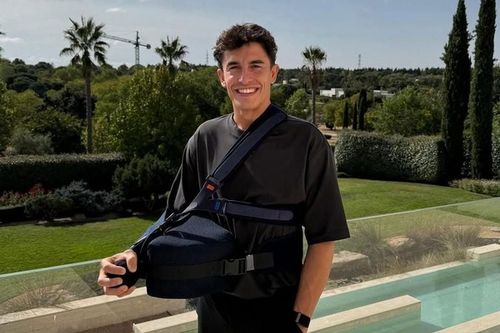 Márquez, tras ser operado: "Y recordad... ¡Somos campeones del mundo!"