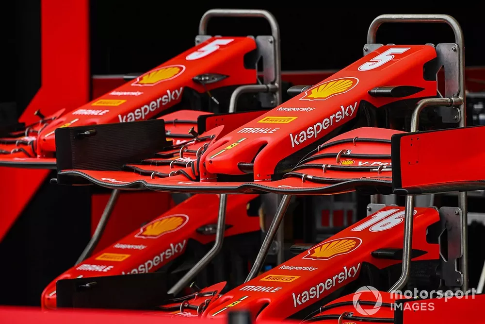 La nariz del Ferrari y las alas delanteras en el pit lane