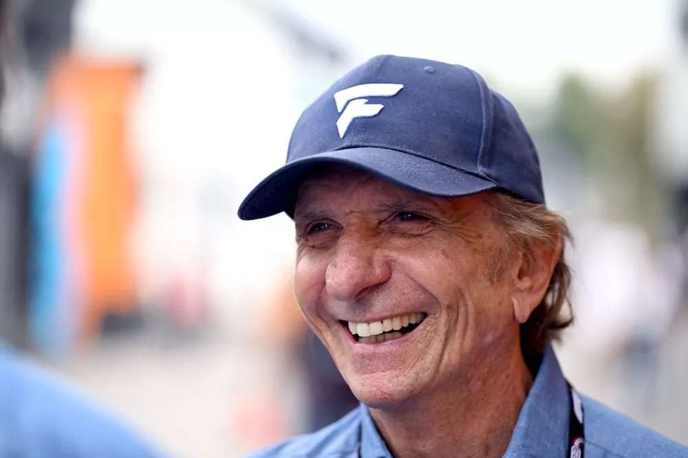 Emerson Fittipaldi chegando ao paddock