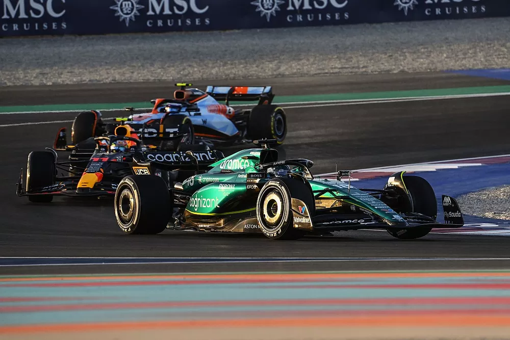 Lance Stroll, Aston Martin AMR23, lidera Sergio P&eacute;rez, Red Bull Racing RB19, y Logan Sargeant, Williams FW45.