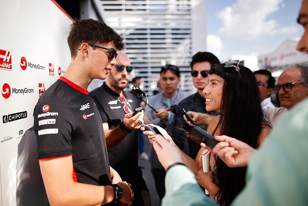 Ollie Bearman, Haas F1 Team, es entrevistado tras la FP1